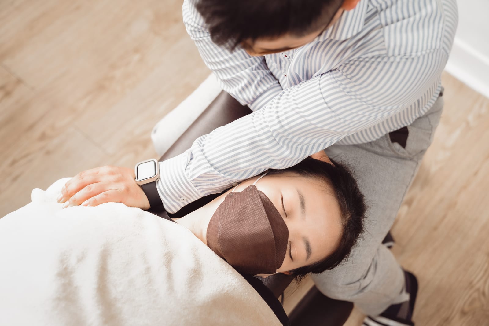 骨悠一對一調整時的頭頸細緻支持